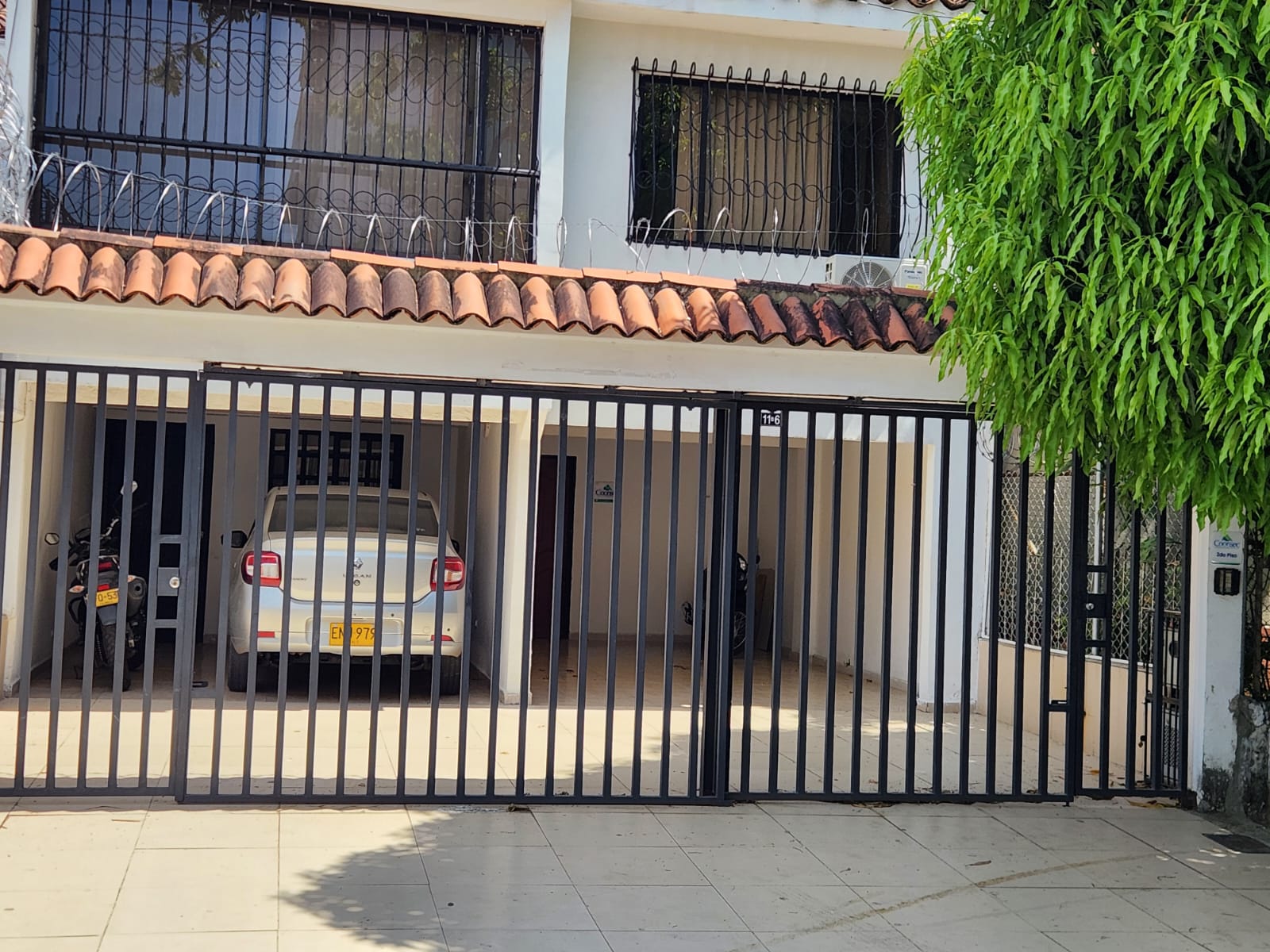 Fachada del edificio COONSEC - Sede principal en El Gran Limonar, Cali